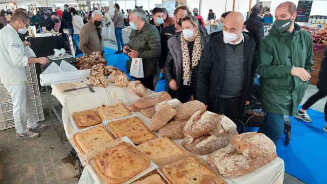 Varios miembros de la corporación local visitan la feria ‘O Mellor da Terra’ en Pontevedra.