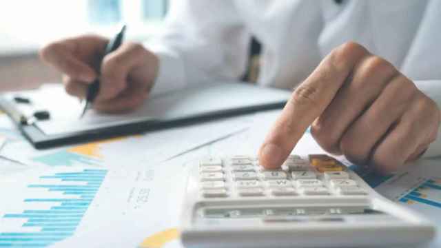 Un contribuyente calculando cuánto le toca pagar en impuestos
