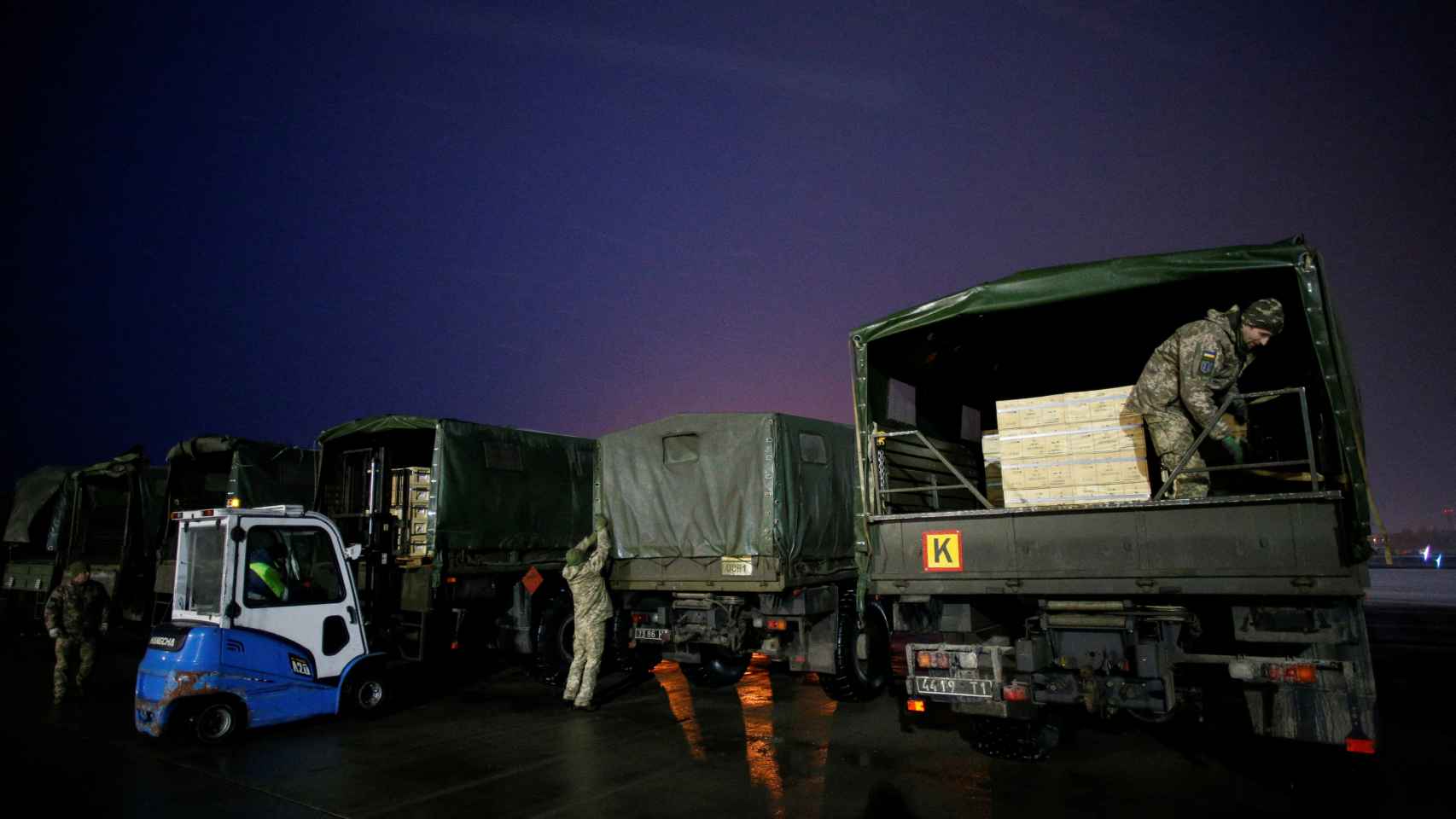 Un cargamento de armas de EEUU en su llegada a Ucrania este sábado.