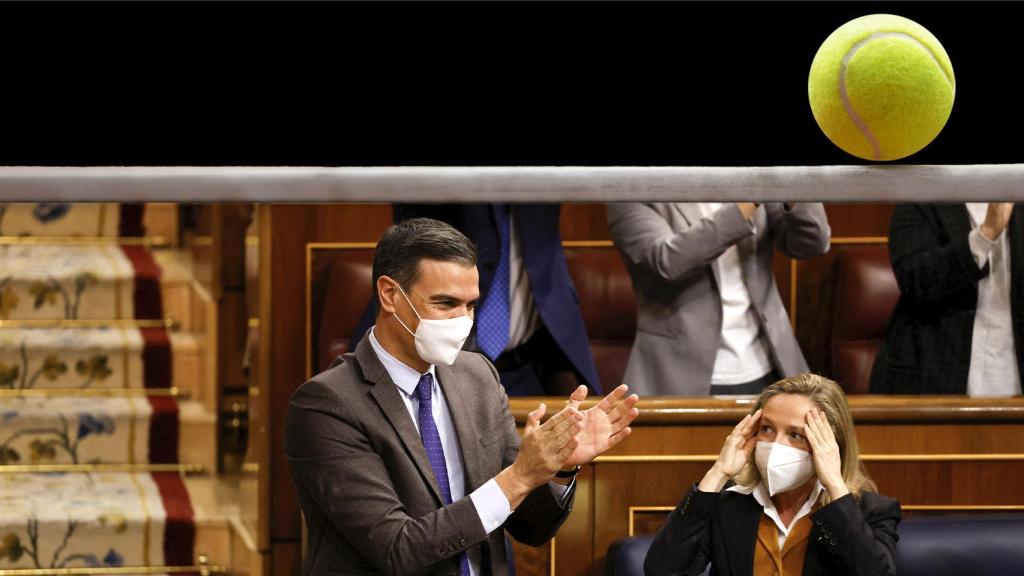 La ministra de Economía, Nadia Calviño, junto a Pedro Sánchez.