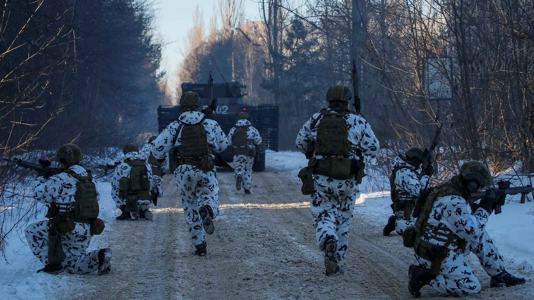 El Ejército ucraniano realizando ejercicios militares en Pripyat, cerca de Chernóbil.