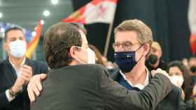 Alfonso Fernández Mañueco abraza a Alberto Núñez Feijoó en un acto de campaña en Zamora