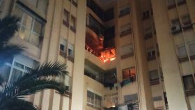 Los bomberos de Alicante controlan el incendio en un cuarto piso.