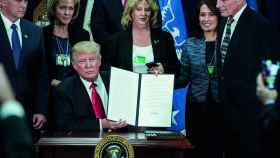 Donald Trump tras firmar una orden ejecutiva como presidente de EE.UU. en enero de 2017