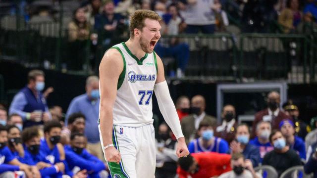 Luka Doncic celebra su victoria contra los Philadelphia 76ers