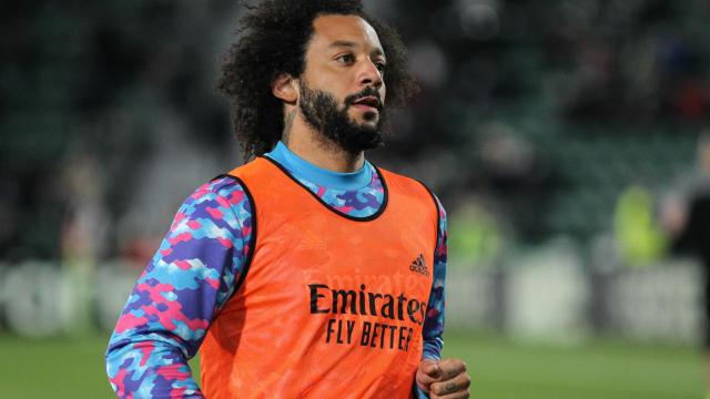 Marcelo realiza ejercicios de calentamiento antes de un partido del Real Madrid