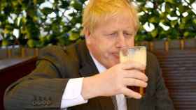 Boris Johnson disfrutando de una cerveza en imagen de archivo.