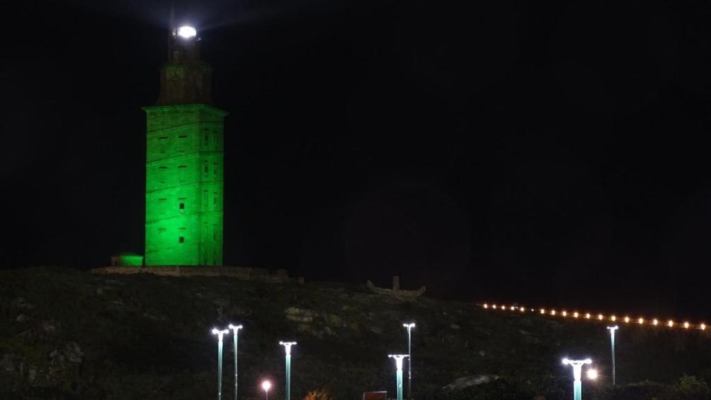 La Torre de Hércules iluminada de verde en una imagen de ar