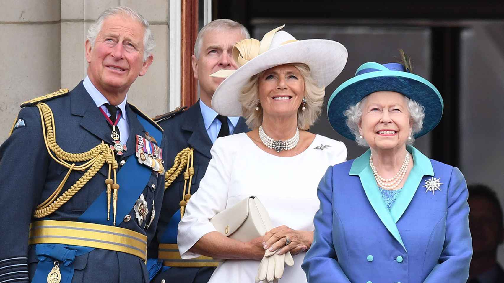 La reina Isabel junto a su hijo, Carlos, y la esposa de éste, Camilla Parker-Bowles.