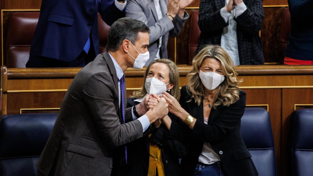 Pedro Sánchez, Nadia Calviño y Yolanda Díaz tras conocerse el resultado de la votación.