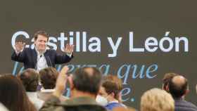 El presidente del PP en Castilla y León y candidato a la Presidencia de la Junta, Alfonso Fernández Mañueco, clausura un mitin de campaña en Palencia