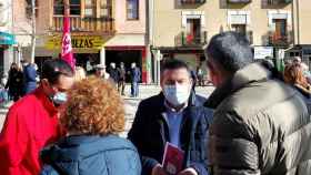 El candidato de UPL, Luis Mariano Santos, en La Bañeza con simpatizantes y amigos