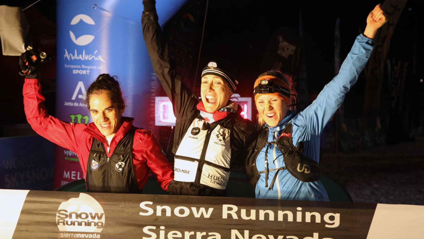 Virginia Pérez celebra su victoria en el Mundial de carreras de nieve en Sierra Nevada