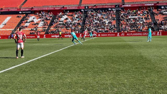 Saque de centro en el Nastic de Tarragona - Real Madrid Castilla