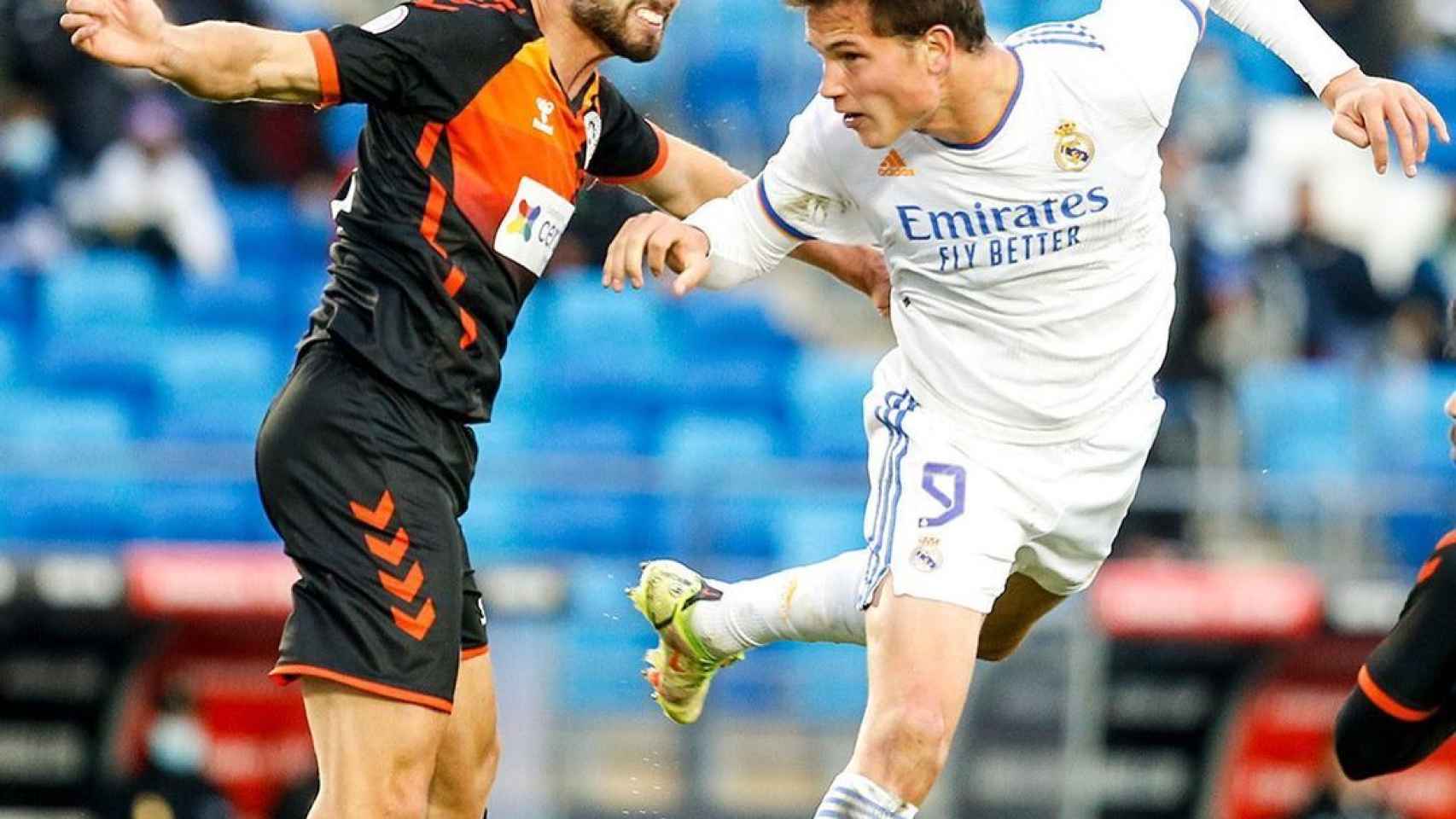 Juanmi Latasa remata un balón de cabeza con el Castilla