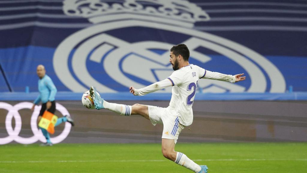 Isco Alarcón controla el balón estirando la pierna derecha