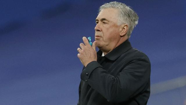 Carlo Ancelotti, durante el partido frente al Granada en el Santiago Bernabéu