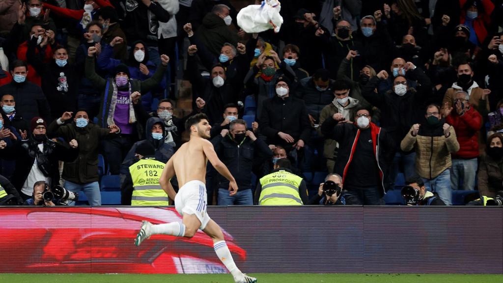 Marco Asensio se quita la camiseta en la celebración del gol al Granada