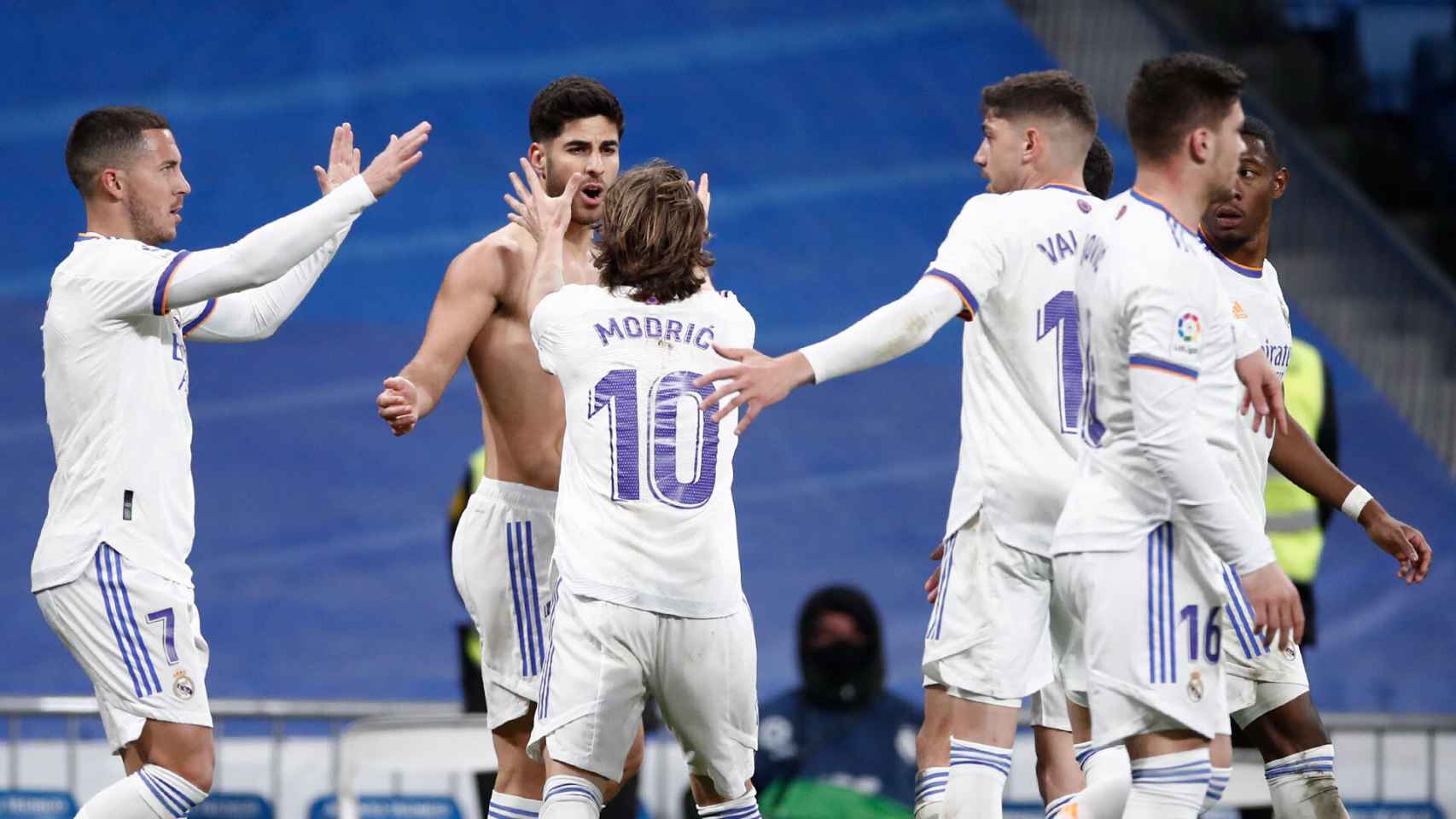 Los jugadores del Real Madrid felicitan a Marco Asensio por su gol al Granada