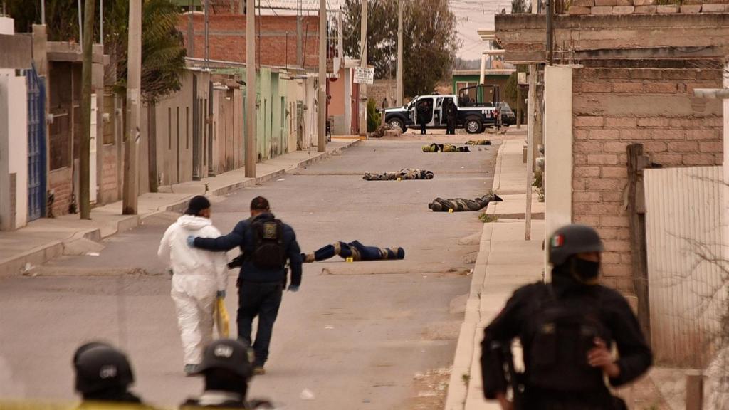 Diez de los cadáveres, esparcidos por la calle.