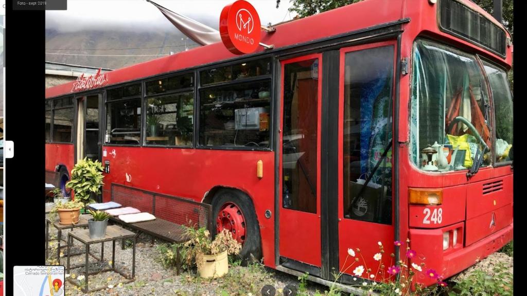 Autobús de A Coruña reconvertido a cafetería en Georgia.