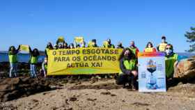 Voluntarios y voluntarias de Greenpeace en la isla de Cortegada.