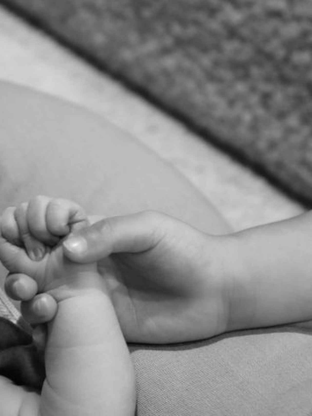 Kylie Jenner ha compartido esta tierna imagen de la mano de su segundo bebé y la mano de Stormi.