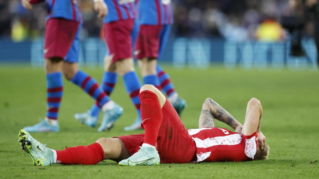 Daniel Wass se lamenta sobre el césped del Camp Nou.