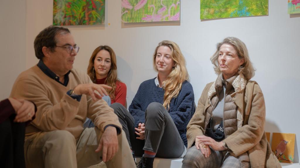 Javier Solís, Inés Avello Solís, Matilde Avello Solís y Pilar Solís charlan en las escaleras de la galería.