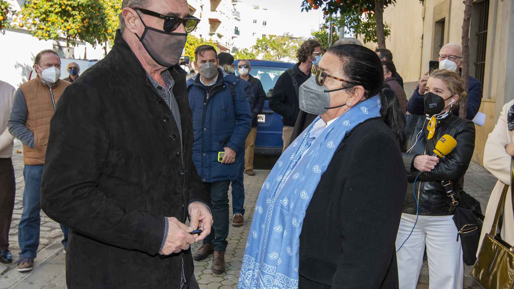 El periodista Carlos Herrera y la cantante María del Monte charlando tras darle el último adiós a Pascual González.