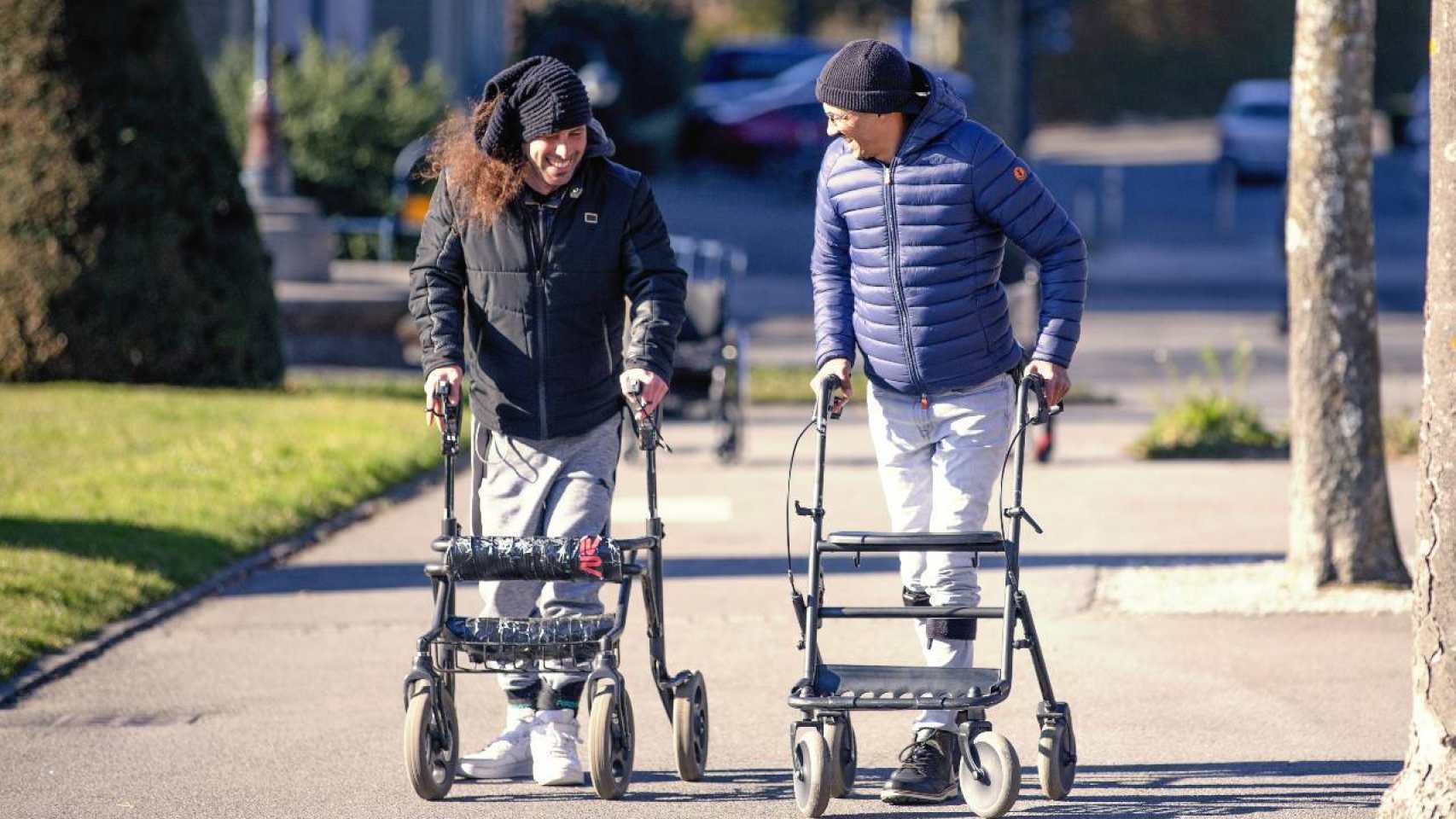 Tres pacientes con parálisis vuelven a caminar.