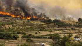 En la imagen, el incendio a su paso por la localidad de Riofrío.