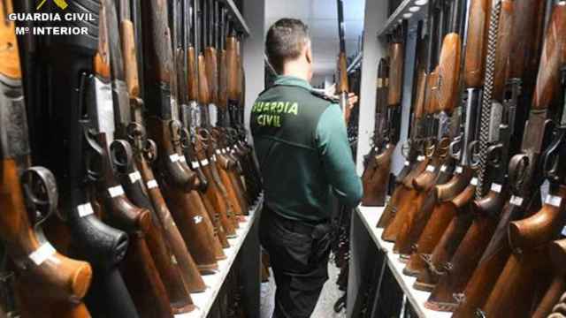 Conjunto de armas intervenidas por la Guardia Civil.