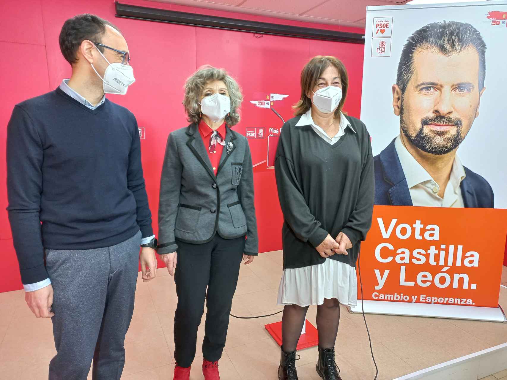 La ex ministra María Luisa Carcedo, junto a David Serrada y Carmen García, en Salamanca