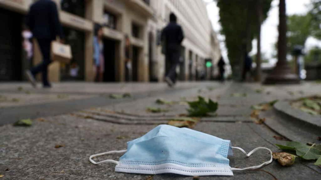 Una mascarilla en el suelo de una calle.