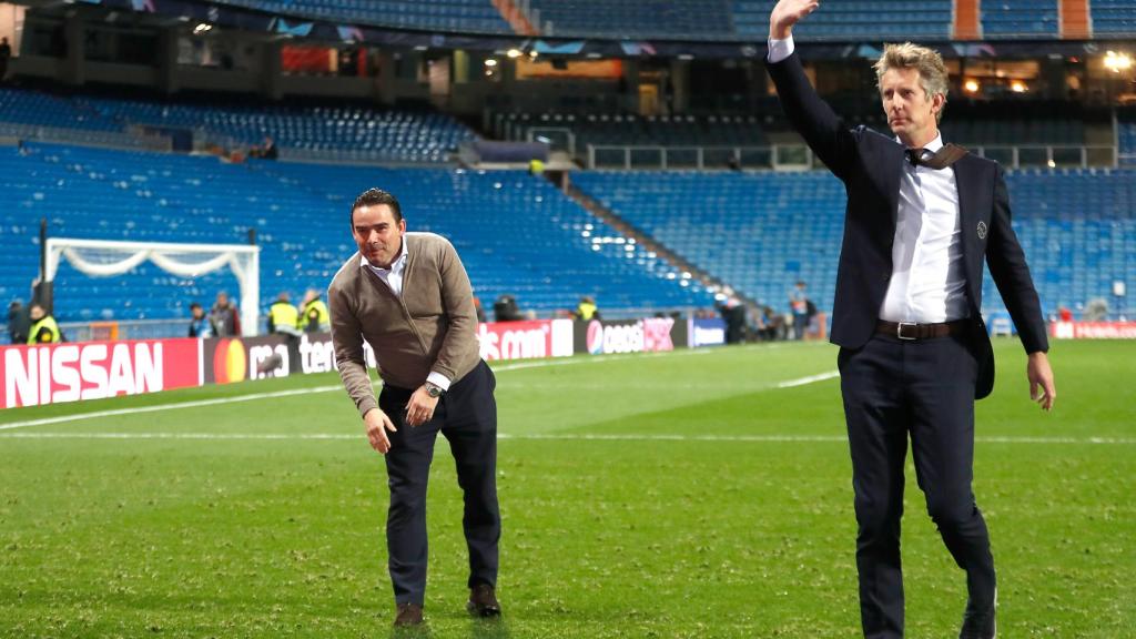 Marc Overmars y Edwin Van der Sar en el Santiago Bernabéu