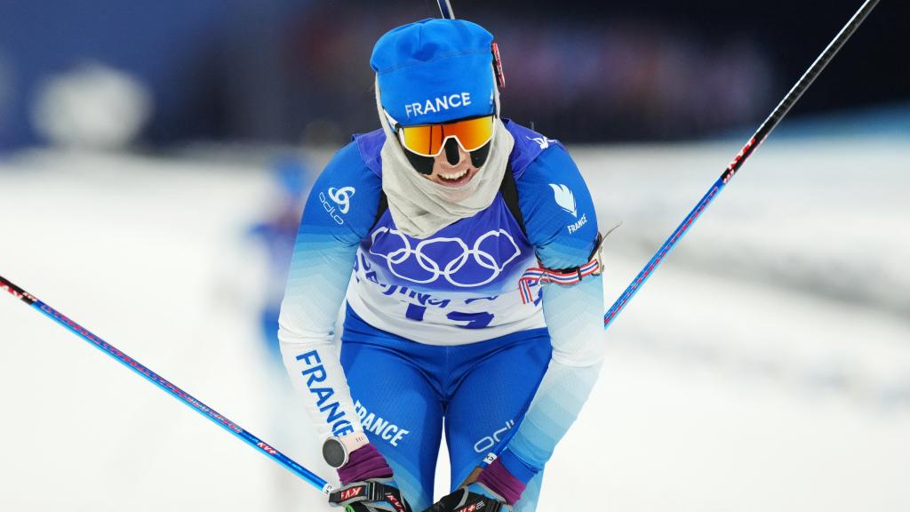 Una deportista francesa durante la prueba de biatlón femenino