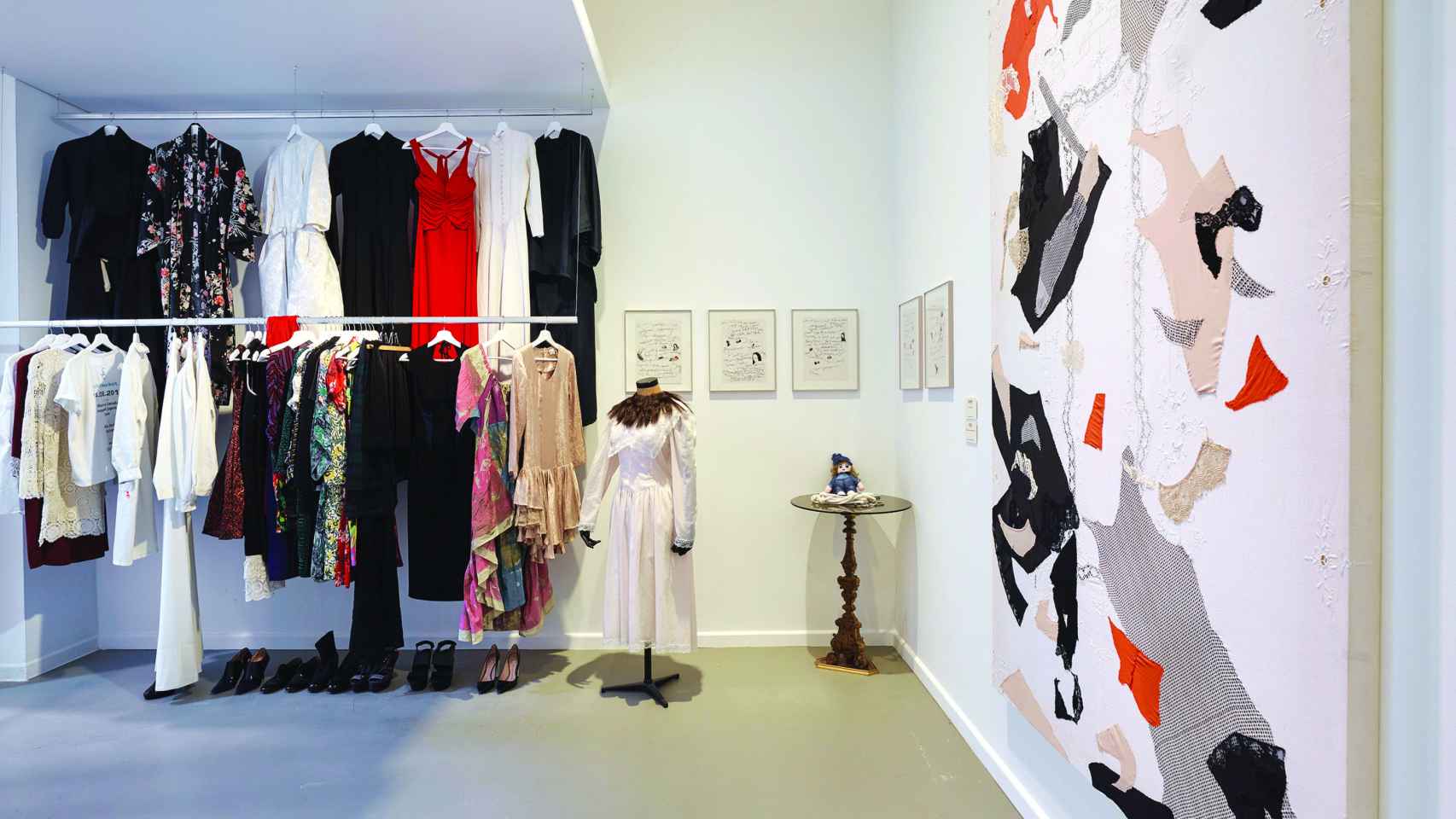 Vista de la exposición con vestidos de sus 'performances', serie 'The Invisible Woman'', 2014, y 'Black Pullet', 2015
