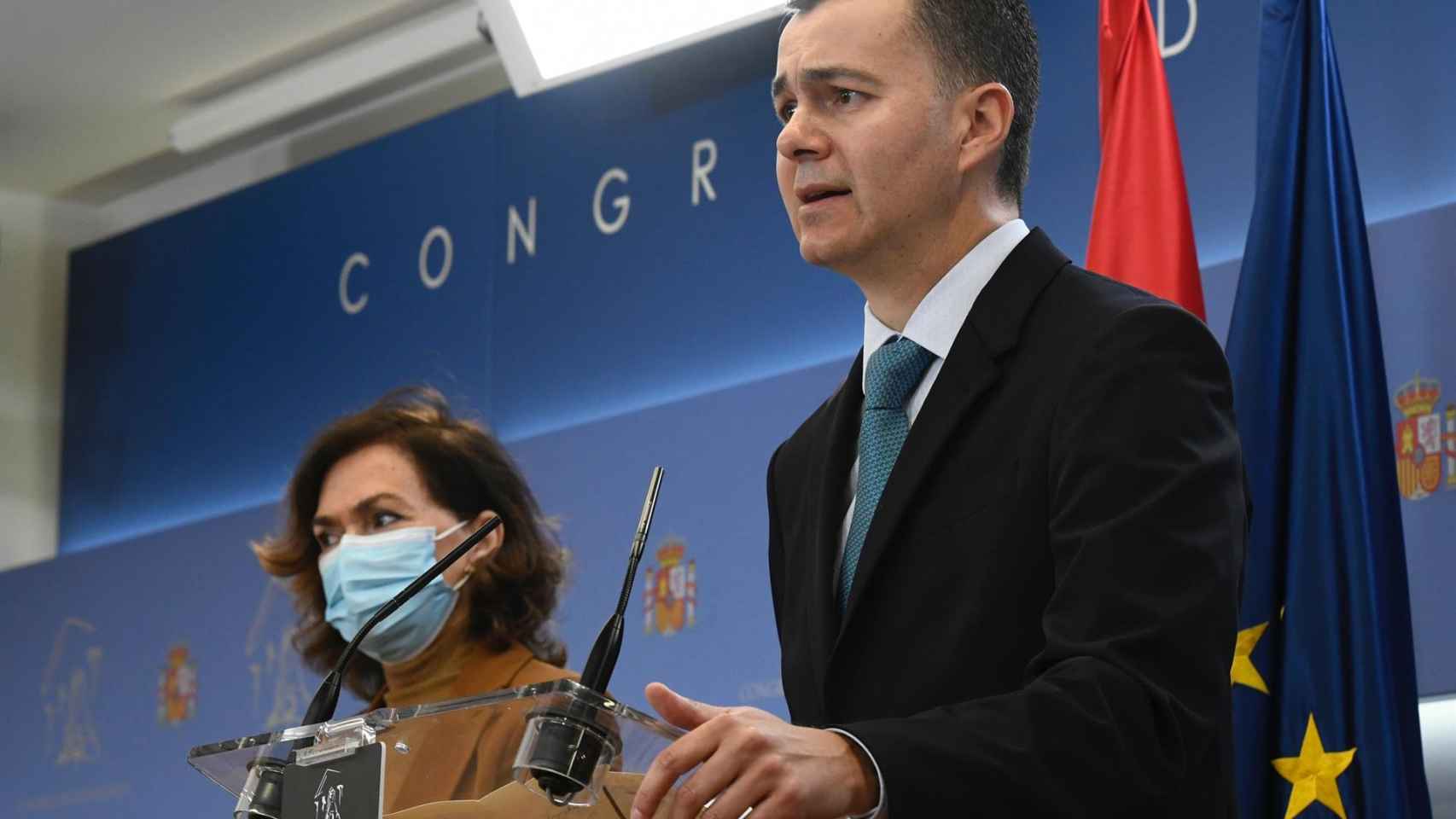 Carmen Calvo y Héctor Gómez, en la rueda de prensa.