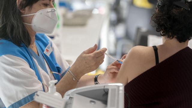 Una mujer recibe la tercera dosis de la vacuna contra la Covid.