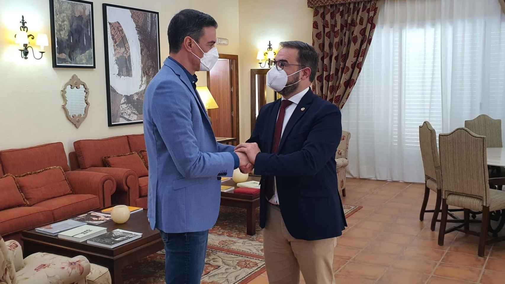 El presidente del Gobierno, Pedro Sánchez, este lunes, en Almería, en una reunión con el alcalde de Lorca, Diego José Mateos.