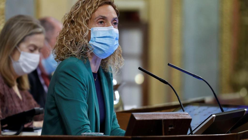 Medritxell Batet (PSOE), presidenta del Congreso, y al fondo, Ana Pastor (PP), vicepresidenta.