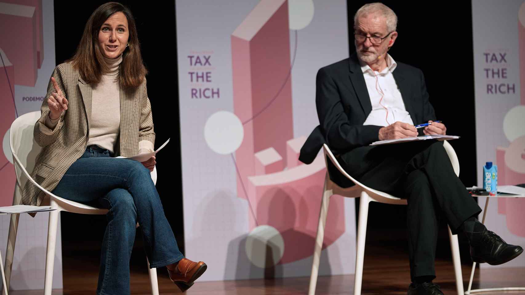 La ministra Ione Belarra, secretaria general de Podemos, junto a Jerey Corbyn, exlíder del Partido Laborista britanico.