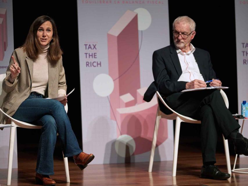 Jeremy Corbyn, exlíder del Partido Laborista britanico, junto a Ione Belarra.