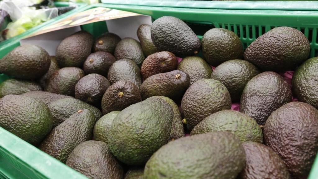 Una caja de aguacates.