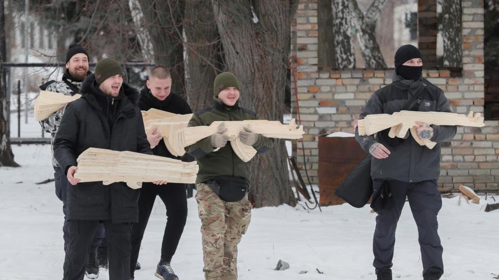 Civiles ucranianos asisten a unos ejercicios militares abiertos en Kiev.