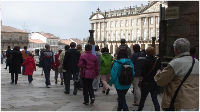 Turistas accediendo a la Praza do Obradoiro, en Santiago.