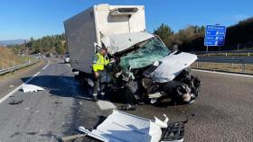 Colisión entre un camión y una furgoneta en la A-52, en San Cibrao das Viñas (Ourense).