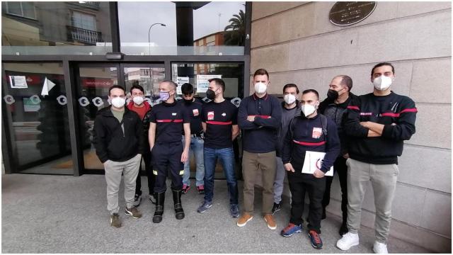 Bomberos frente al ayuntamiento de Narón.