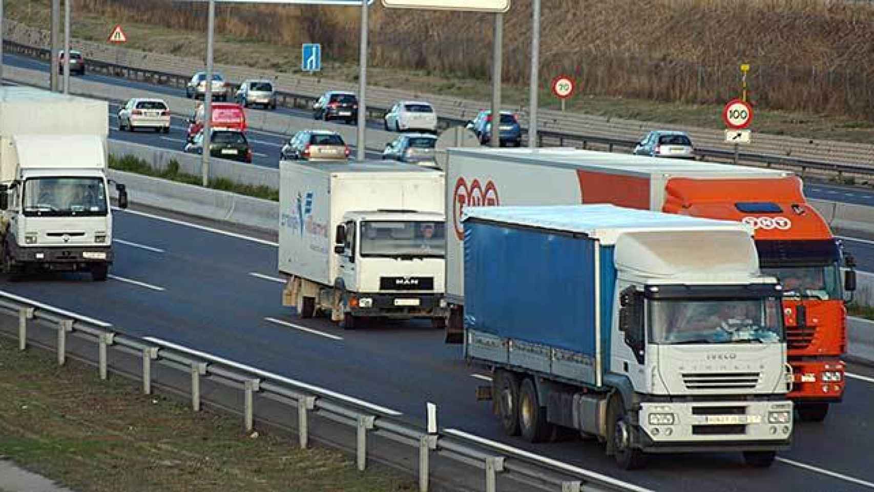 Camiones en carreteras españolas.